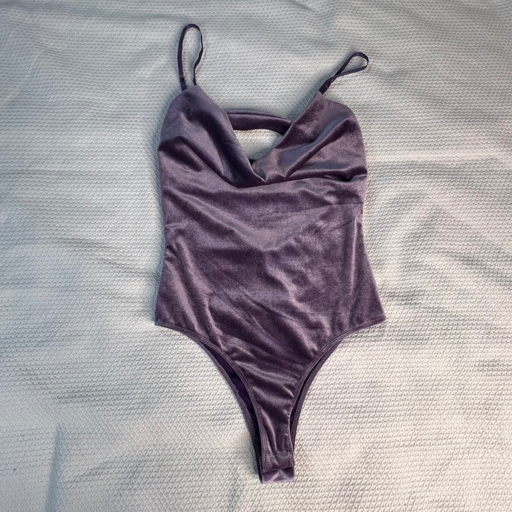 Fashion Nova Cowl Play Velvet Bodysuit Purple Sleeveless Open Back Womens Small